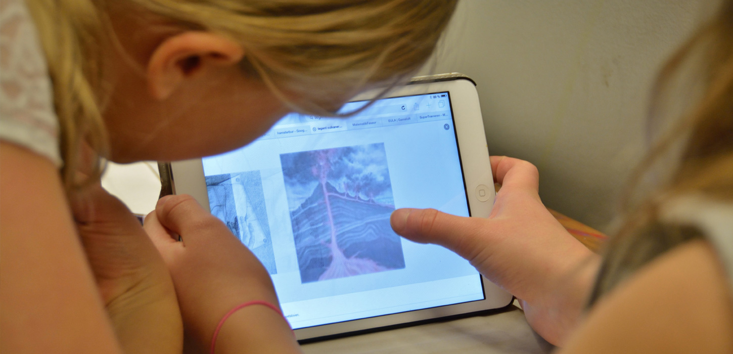 For at sikre udvikling af elevernes kompetencer digitalt, udleveres iPad (0. – 3. klasse) og chromebook (4. – 9. klasse)