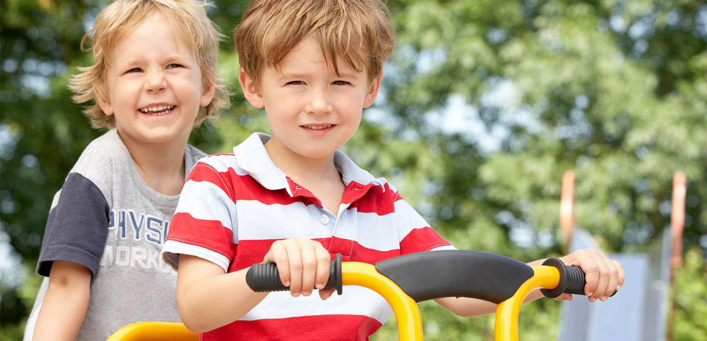 To børn leger på en legeplads