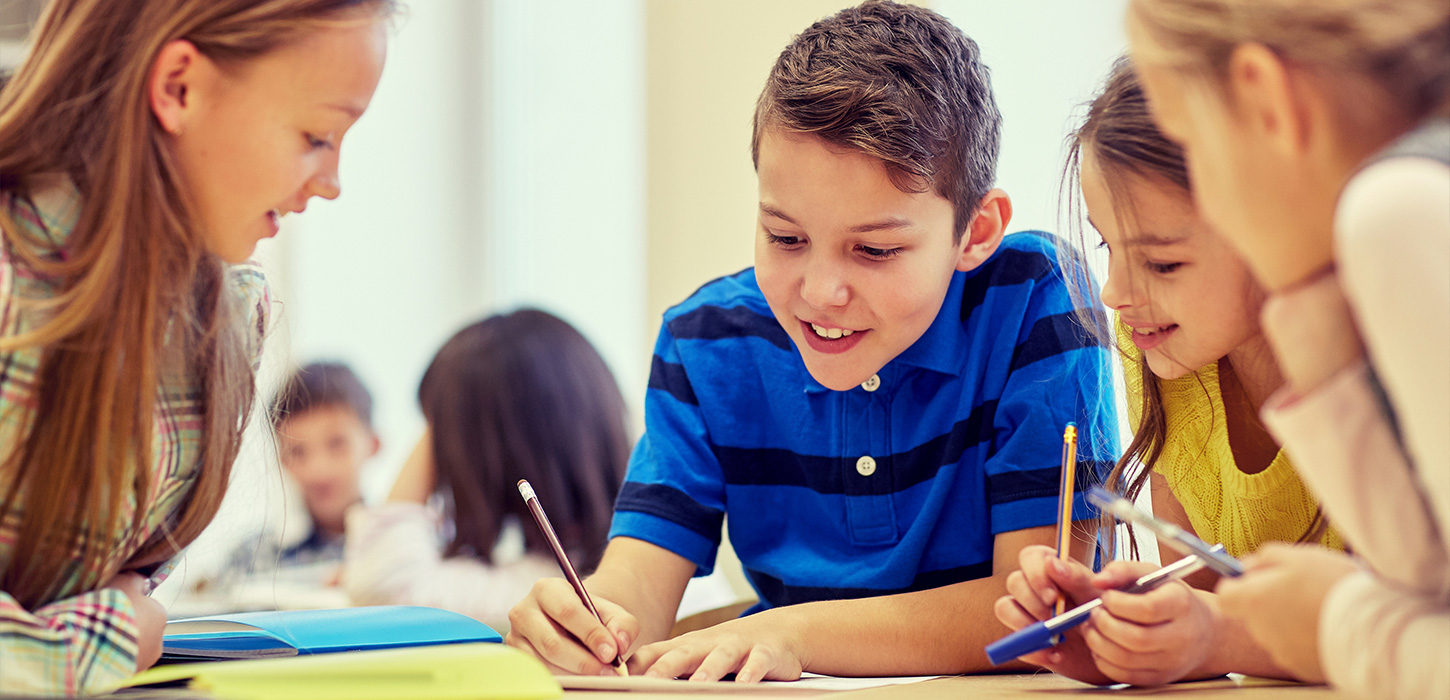 Skoleelever tegner