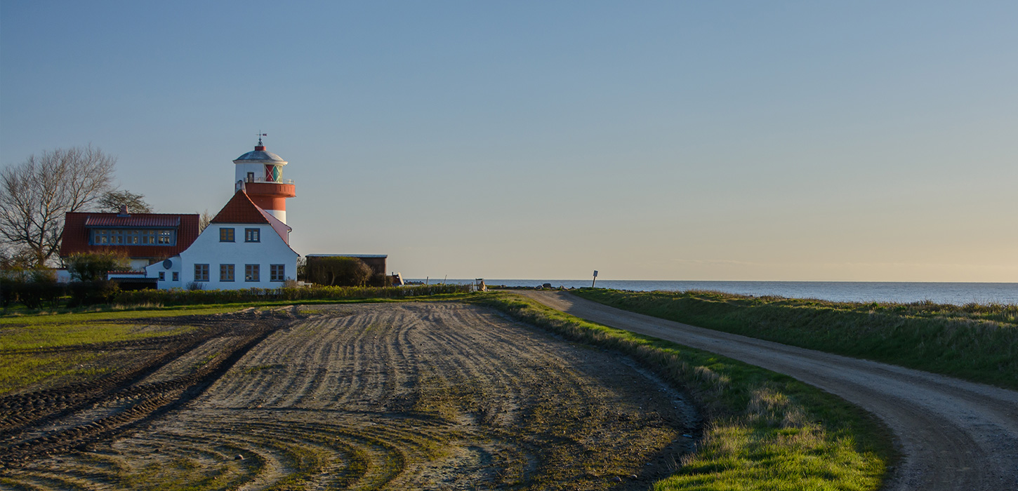  En stille markvej fører op til fyrtårnet i Hou på Langeland