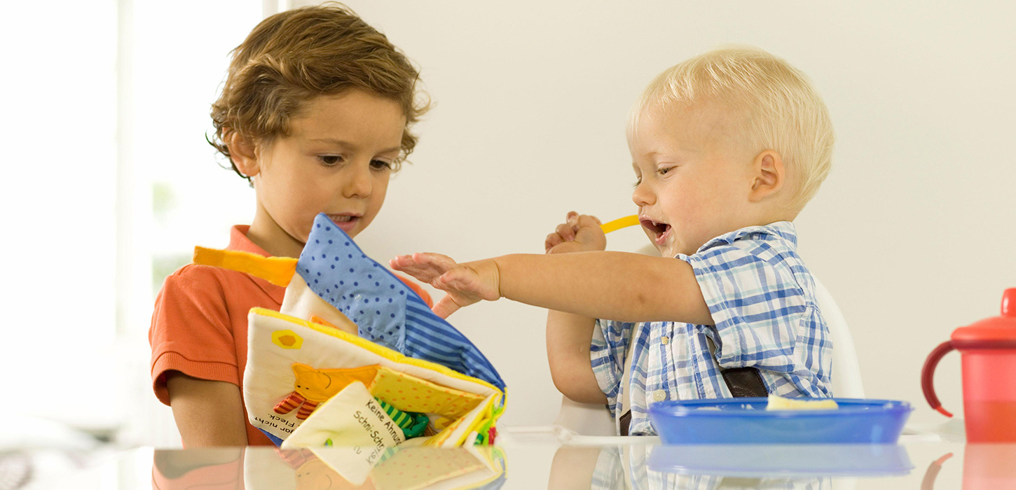 2 børn leger ved bordet