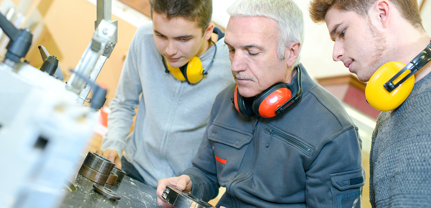 Unge arbejder på et værksted