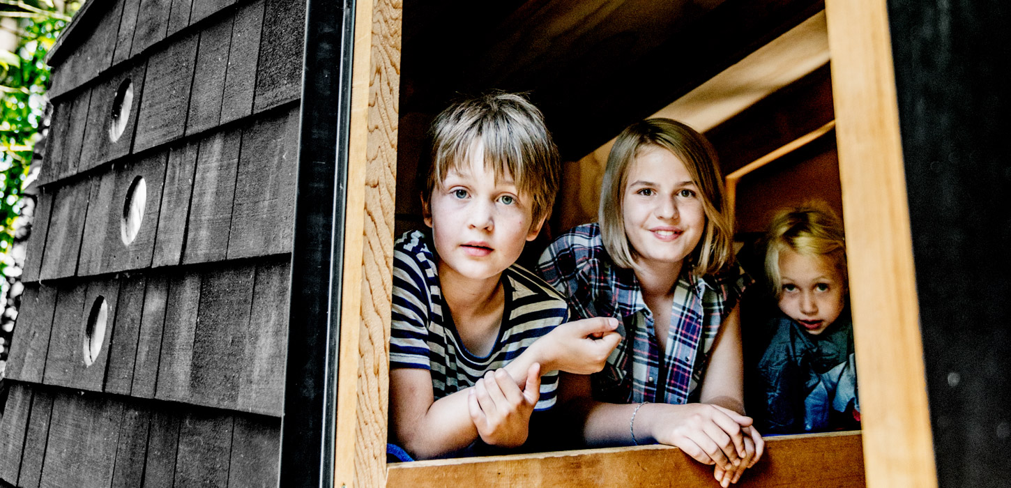 Børn der kigger ud af shelter på Langeland