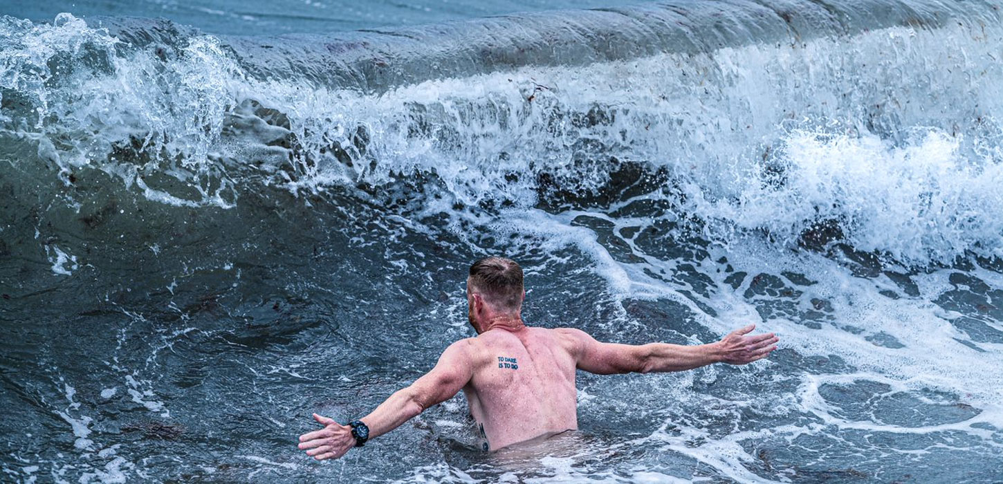 En mand tager en dukkert