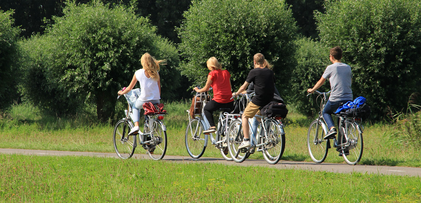Fem børn cykler fra skole