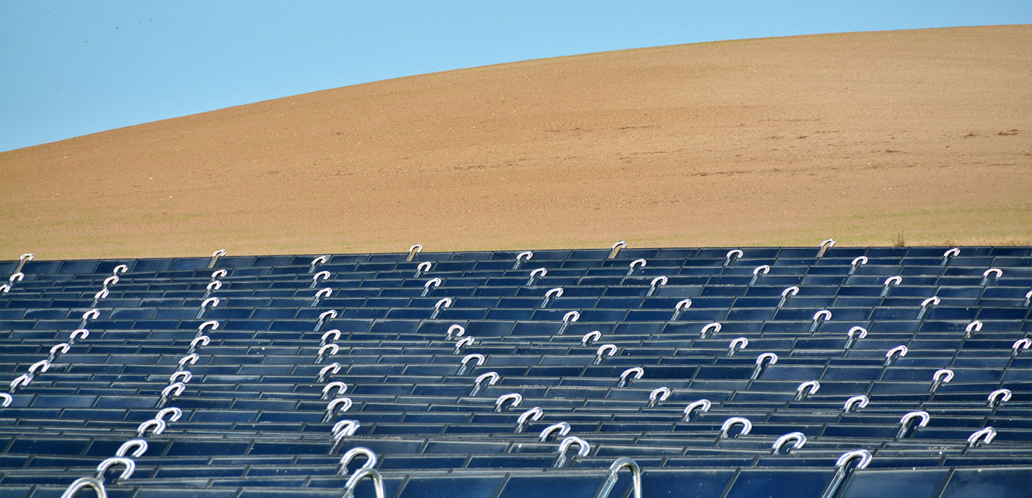 Solfangeranlæg og nypløjet mark på Langeland