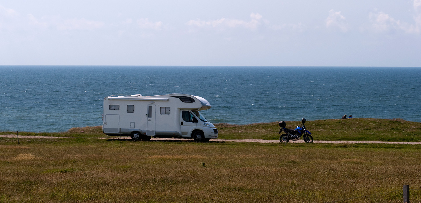 Autocamper i Danmark med en smuk udsigt havet