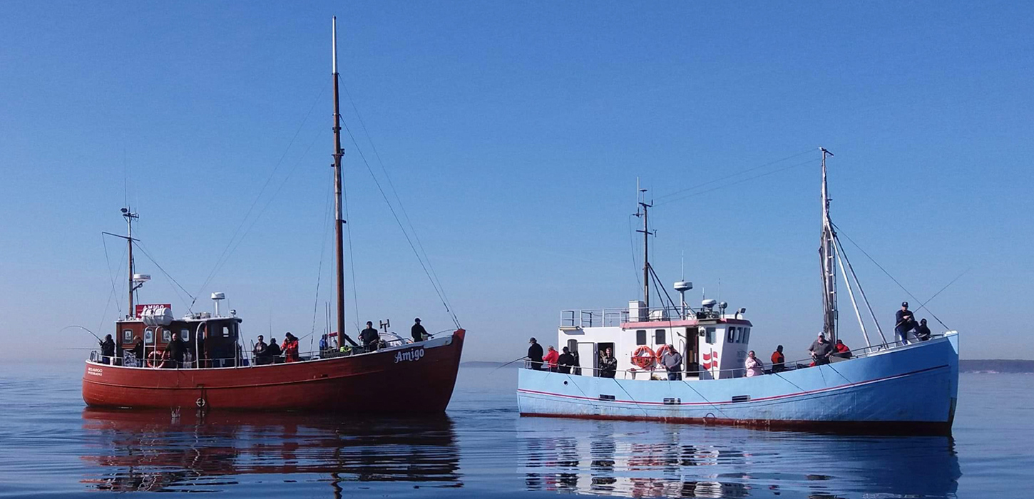 To kuttere med lystfiskere