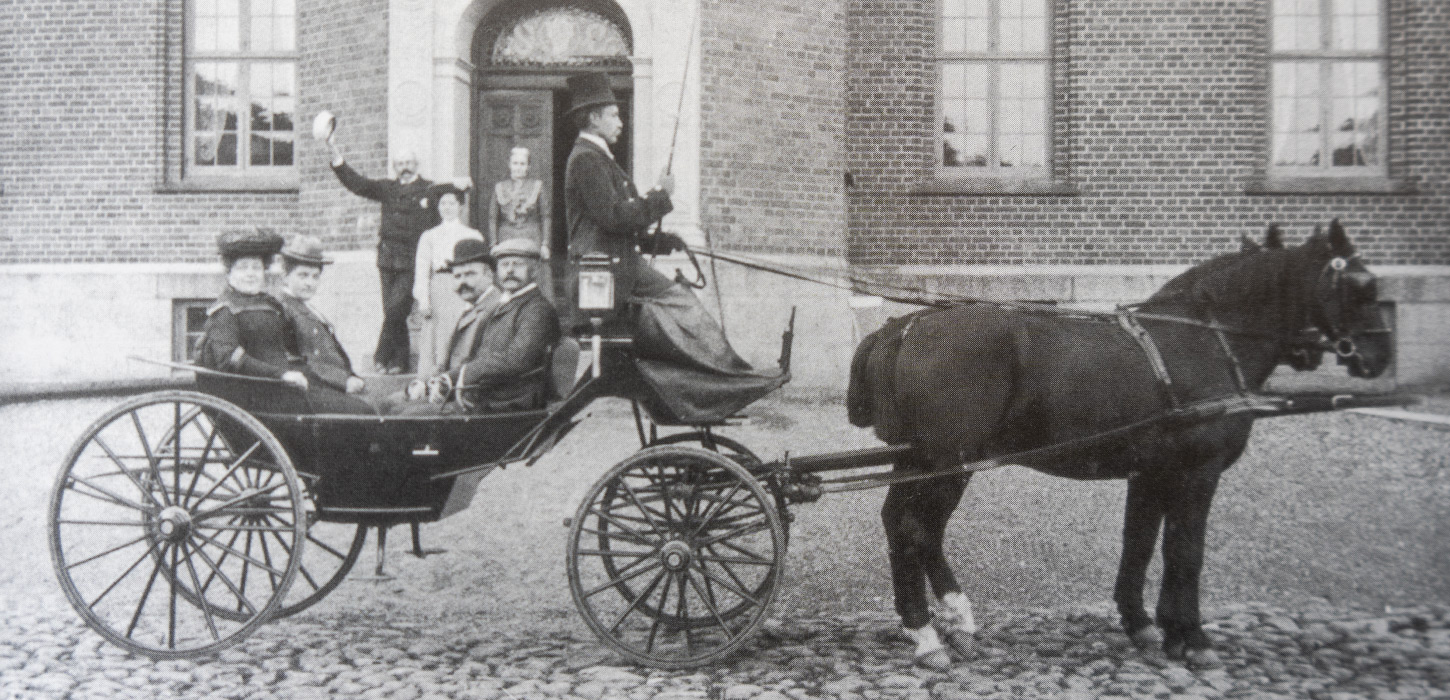 Jeppa Møller og hendes bror vinker farvel til deres gæster, professor Skov og frue m.fl. som sidder i vognen