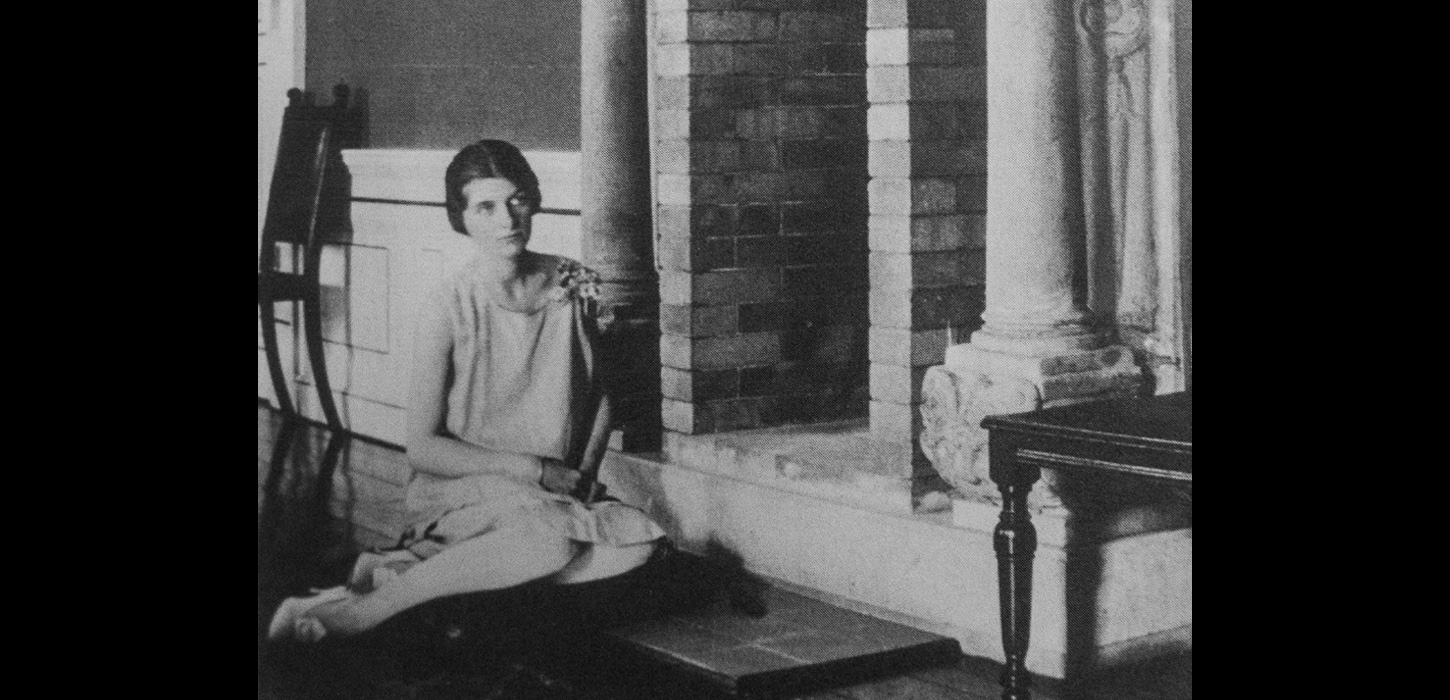 Ellen Fuglede (1902-1979), fotograferet i 1920´erne foran kaminen i spisesalen