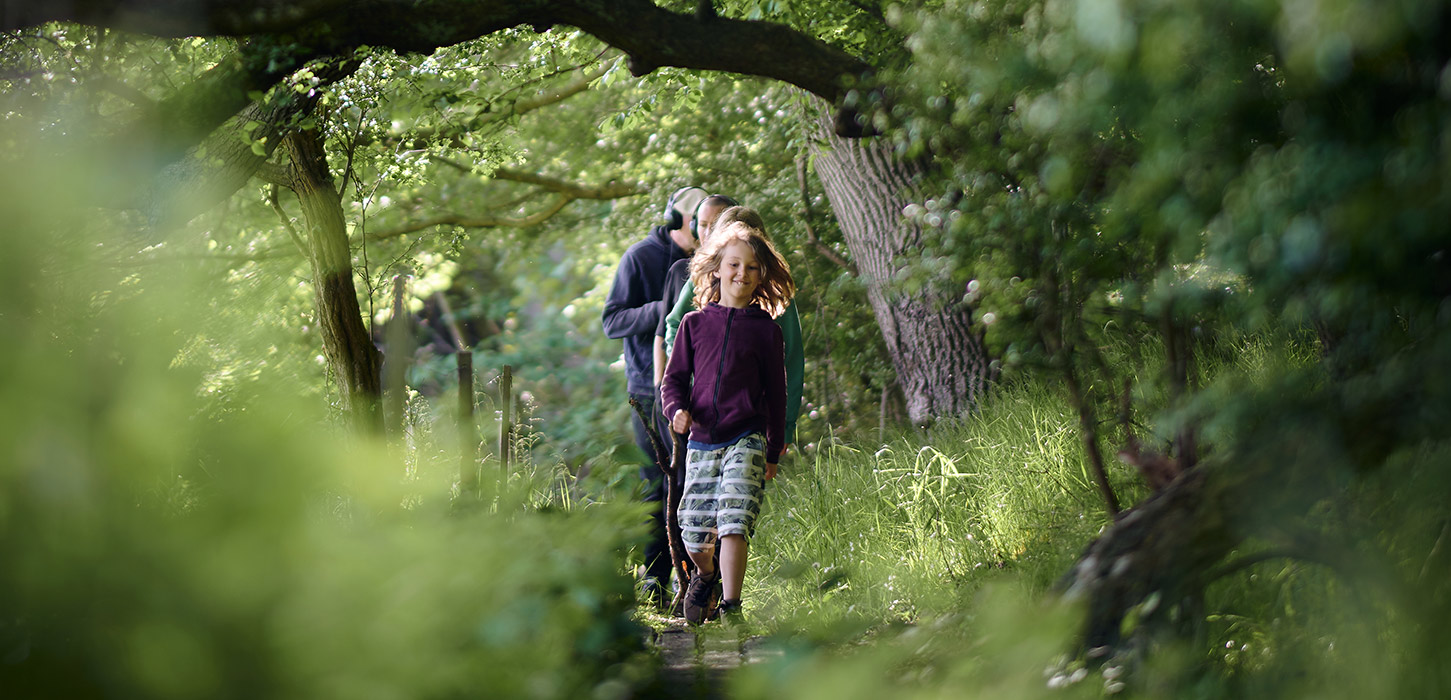 Familie på vandretur ved skovsgaard