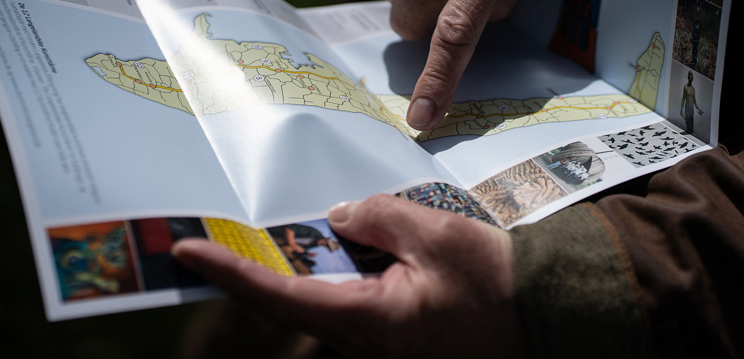 Kort over kunsttårnene - kvinde peger på et tårn