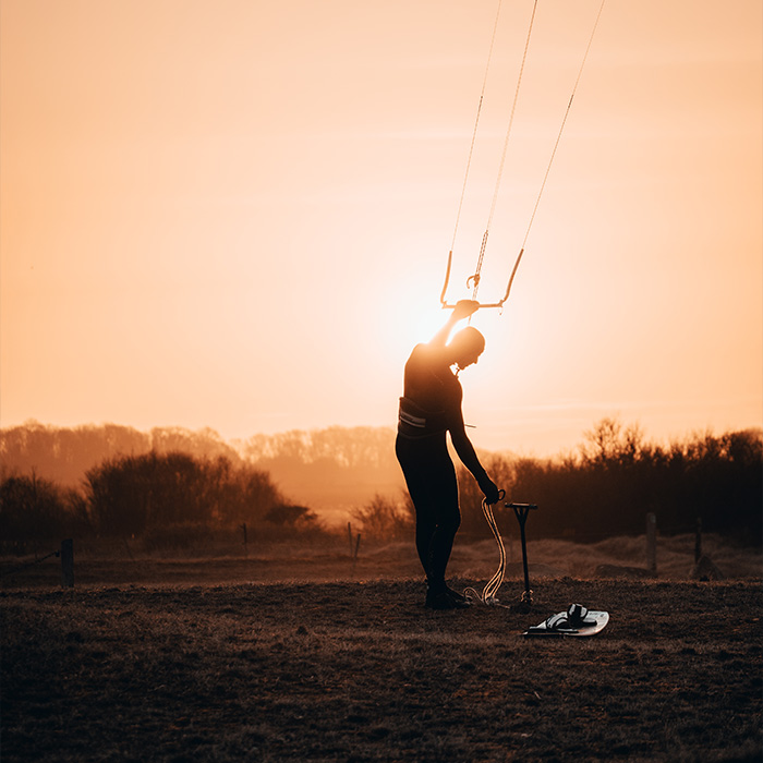 Kitesurfer i morgensol på Sydlangeland
