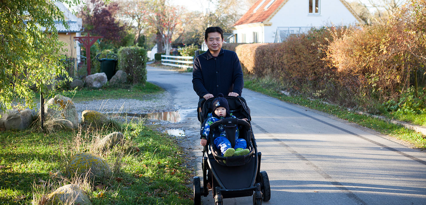 Far med klapvogn i gaderne på Strynø