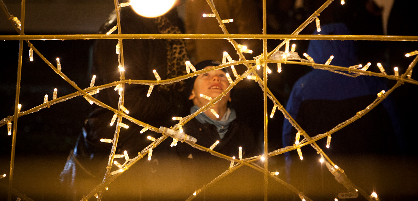 Barn kigger på julelys