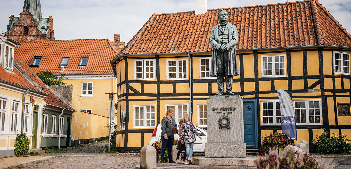 Børnefamilie for H.C.Ørsted statuen på Gåsetorvet i Rudkøbing