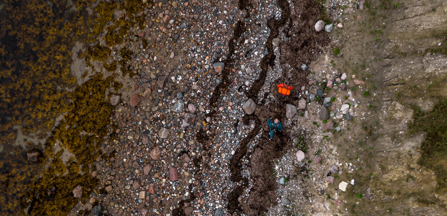 Et par på vandretur langs Langelands kyst
