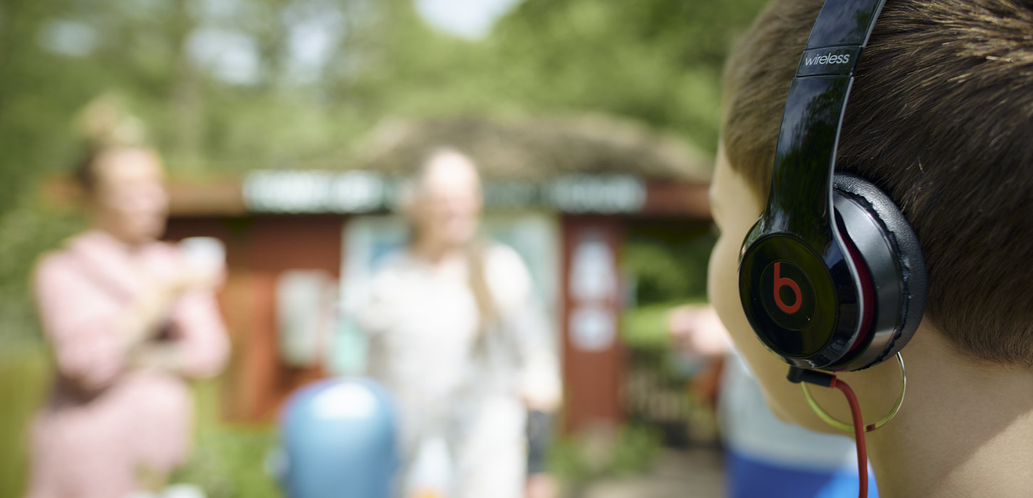 Pige der lytter til podcast