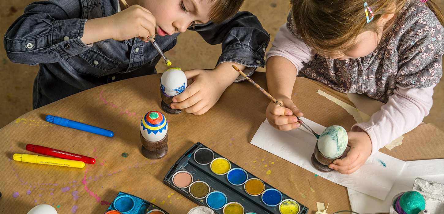 Børn maler på påskeæg