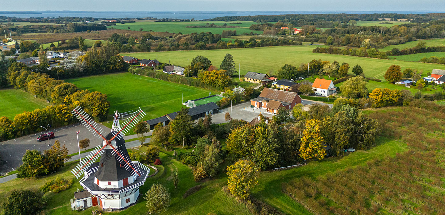 Dronebillede af Tullebølle med møllen