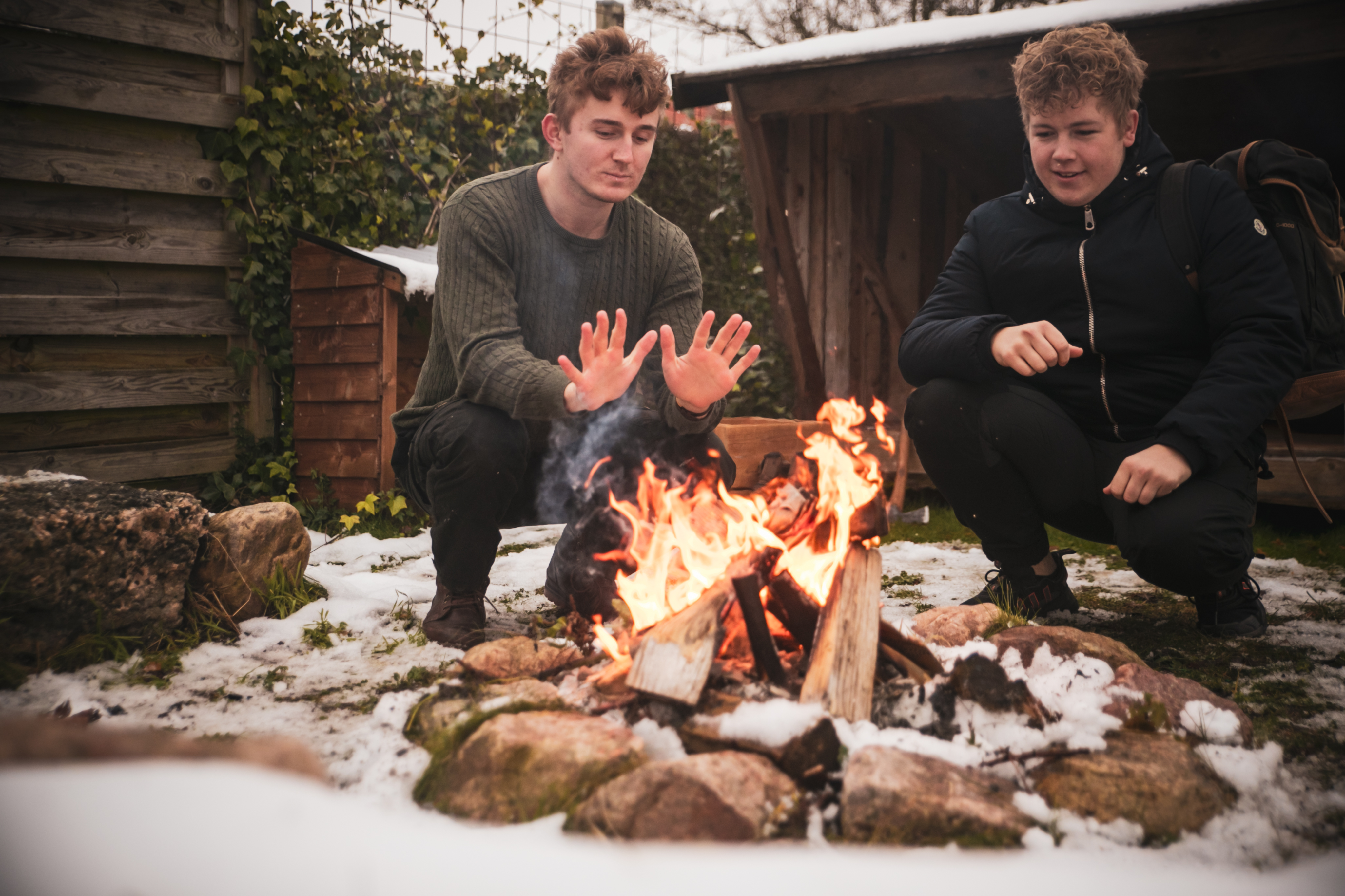 Vinterhygge ved shelter med bål